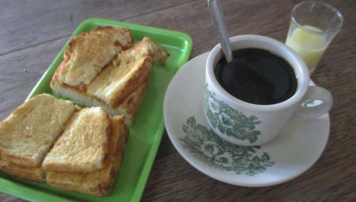 Kedai Kopi Apek: Menu Legendaris hingga Suasana Historis yang Tak Lekang Waktu